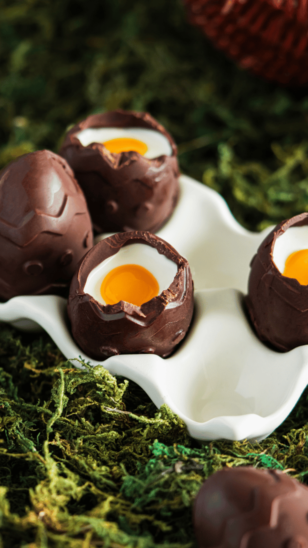 Recette divine pour Pâques : Œufs en chocolat à la panna cotta, nappés d’un délicieux coulis de mangue. Régalez-vous avec cette création gourmande et festive !
